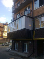 Балкон под ключ с выносом плиты и наружной обшивкой из профиля Rehau